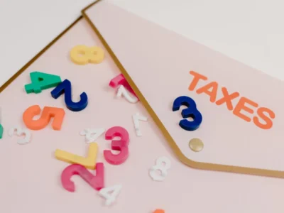 traduza how much total combined annual income do all members of your household earn before taxes? do inglês
