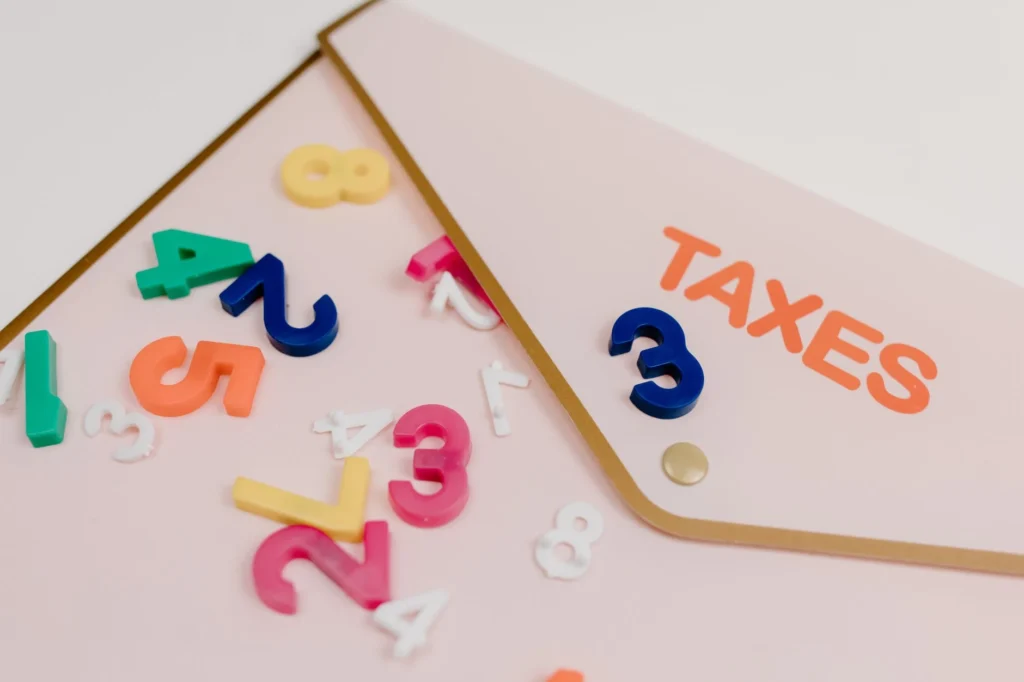 traduza how much total combined annual income do all members of your household earn before taxes? do inglês