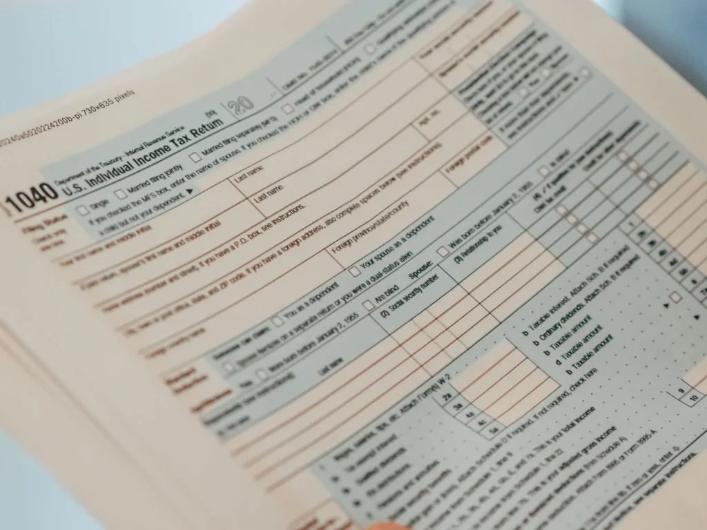 traduza how much total combined annual income do all members of your household earn before taxes? do inglês